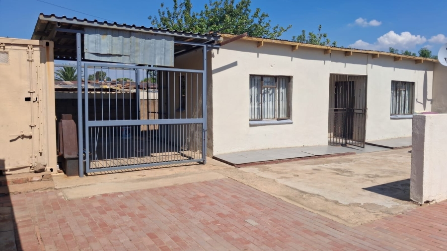 5 Bedroom Property for Sale in Mabopane Unit A North West